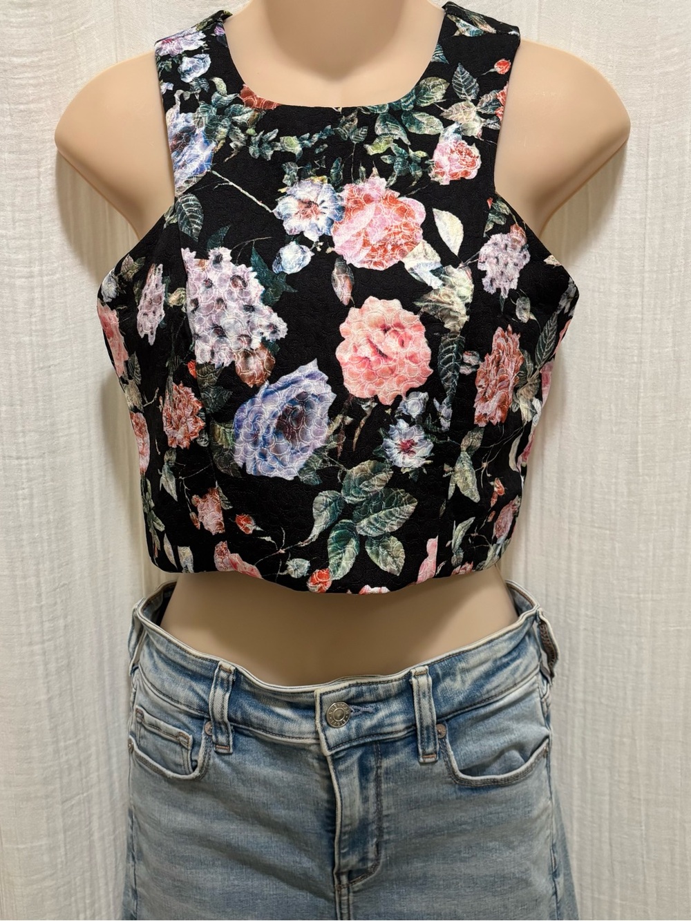 Penelope Tree Floral Black Pink Crop Zip Top. Size 12
